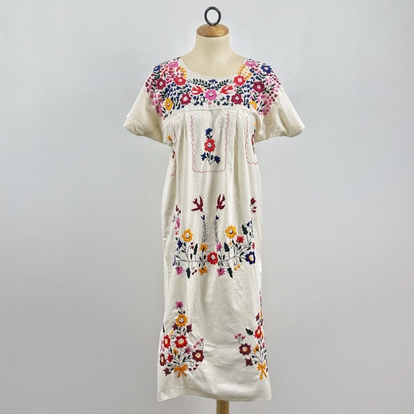 Vintage Dresses & Skirts - Vintage Handmade Oaxacan Floral Embroidered Midi Dress